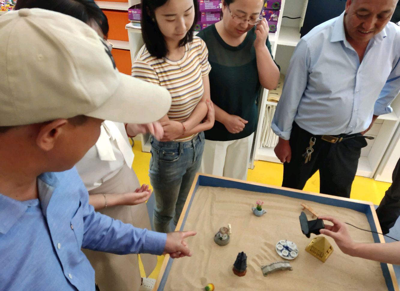 心理沙盤對孩子有用嗎_兒童心理沙盤案例大全_兒童心理沙盤做一次多少錢